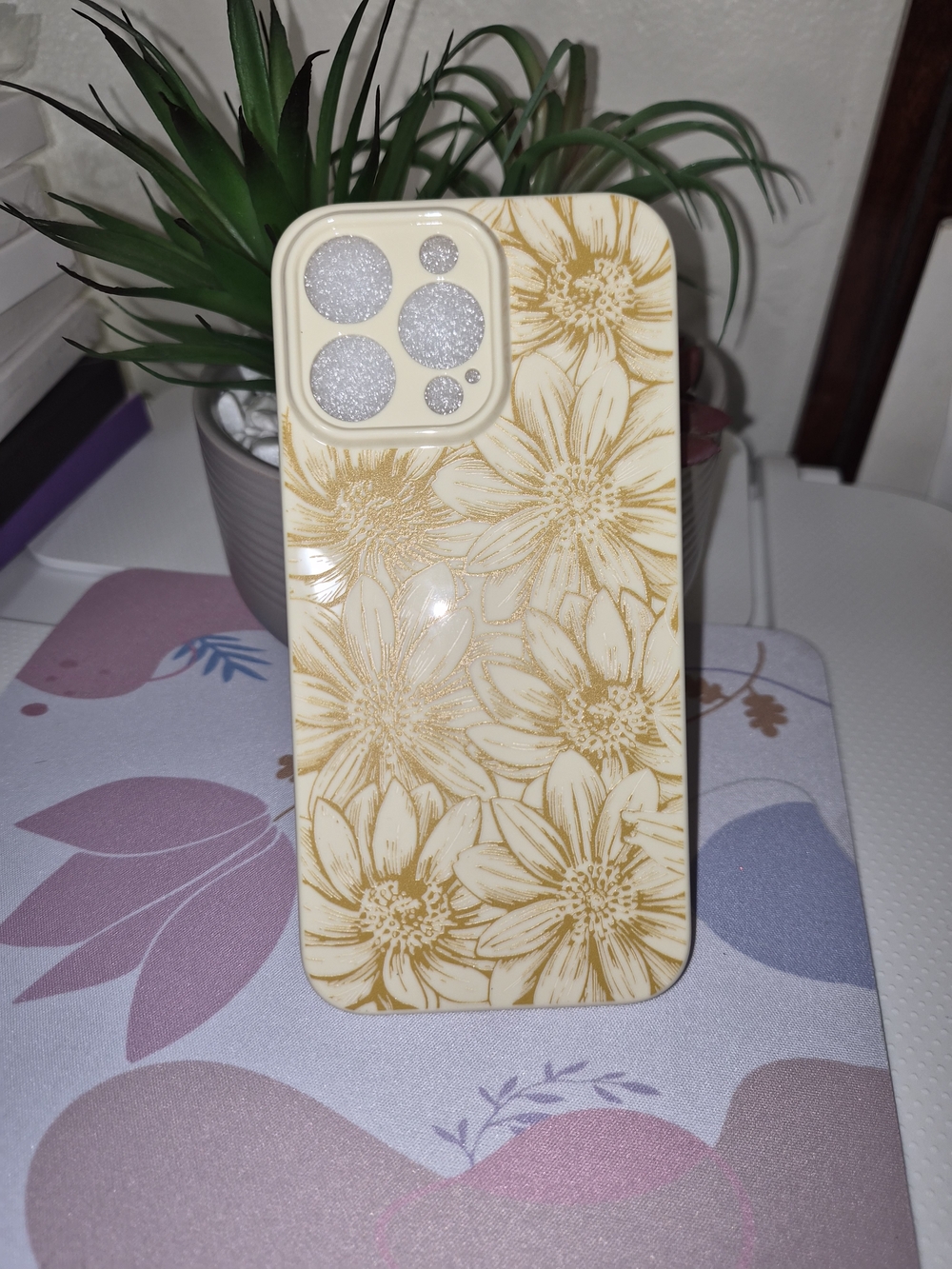 Floral Protective Phone Case 14 Pro MAX - Cream with Gold Flower Design